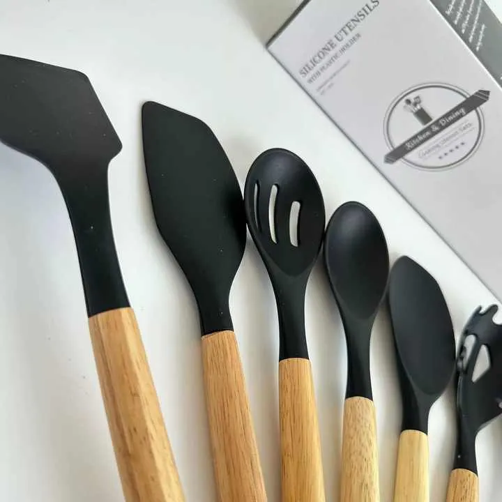 12 Piece Kitchen Accessories Set Non-Stick Kitchen Tools Silicone Spatula Cooking Utensil Set with Wooden Handleطقم 12 قطعة من إكسسوارات المطبخ أدوات المطبخ غير لاصقة ملعقة من السيليكون طقم أواني الطبخ بمقبض خشبي